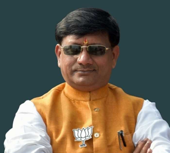 बिहार के भागलपुर में मांगों की अनदेखी करने पर भाजपा विधायक को ग्रामीणों ने घेरा